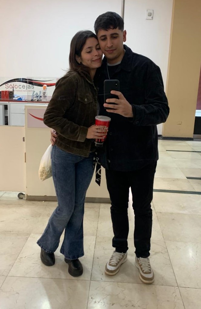 Nicolás Nigrelli junto a su pareja sonriendo
